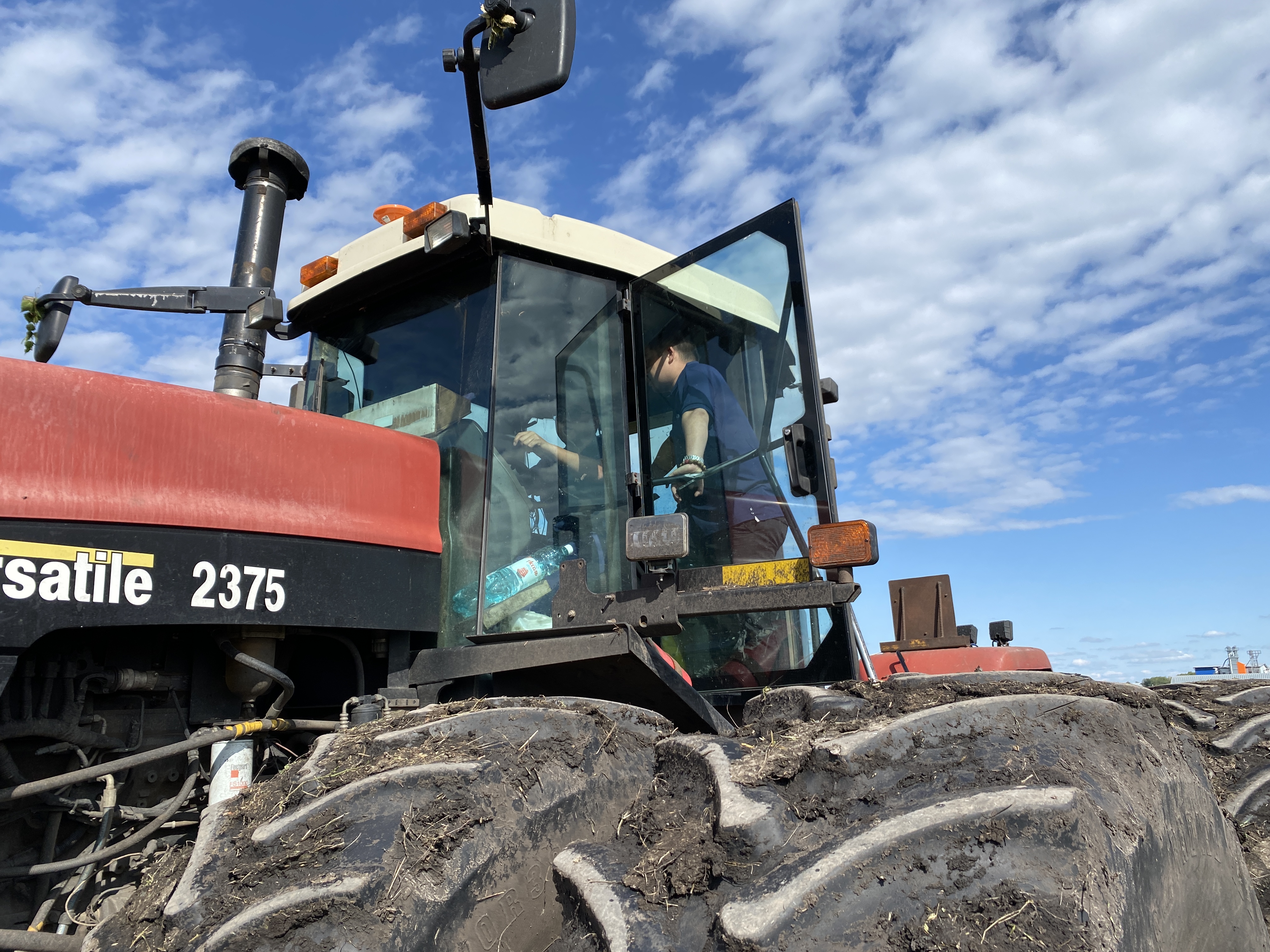 Pengalaman Bertani yang Belum Pernah Ada Sebelumnya: Keunggulan Sistem Autosteer Traktor